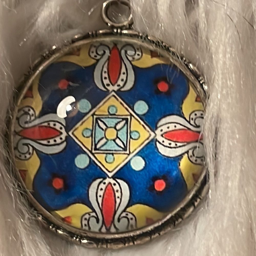 Portuguese glass patterned pendant - Picture 2 of 3